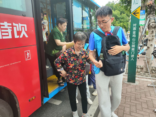 盲人健步，歌声相随