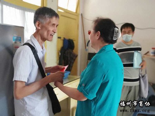 “七一”期间慰问盲人老党员，送去党组织的温